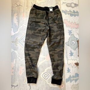 NWT: UNDER ARMOUR Men’s Athletic Pants Joggers. Small. Camo Print